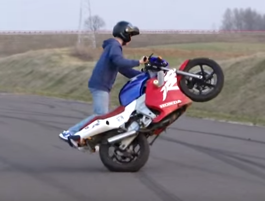 実は国内でも販売していた Nsr125fのスタント動画 Over Speed バイク動画紹介ブログ