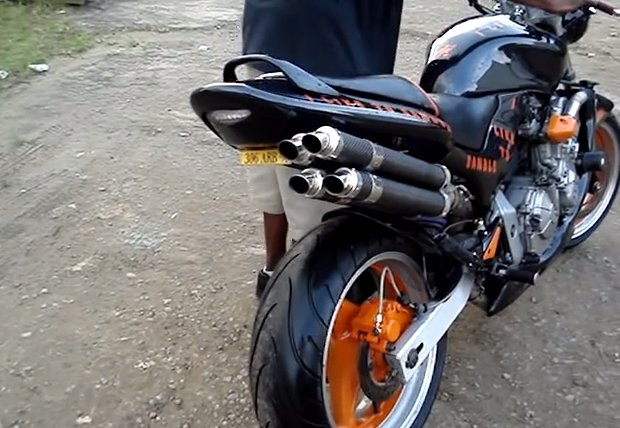 すごく斬新なマフラーのホーネット600 Over Speed バイク動画紹介ブログ すごく斬新なマフラーのホーネット600 Over Speed バイク動画紹介ブログ