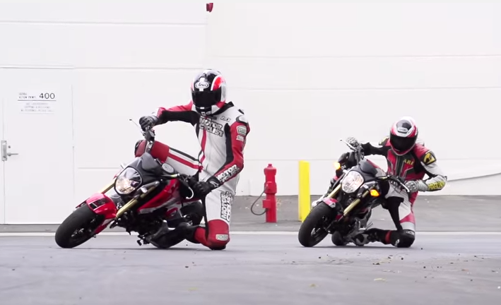 ２台のグロムが室内 駐車場 オフロードを自由に走りまわる Over Speed バイク動画紹介ブログ