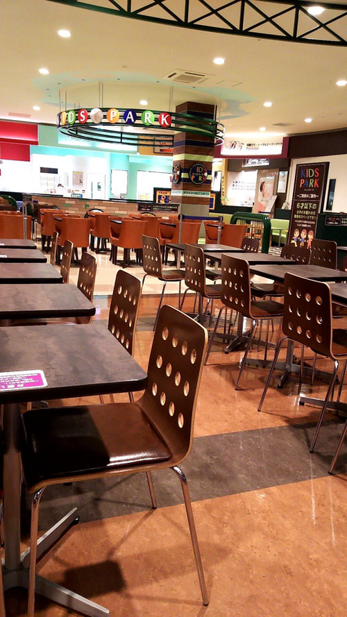 【悲報】軽減税率のせいでフードコートがスッカスカｗｗｗｗｗｗこれ考えたやつ馬鹿だわｗｗｗｗｗｗ 	