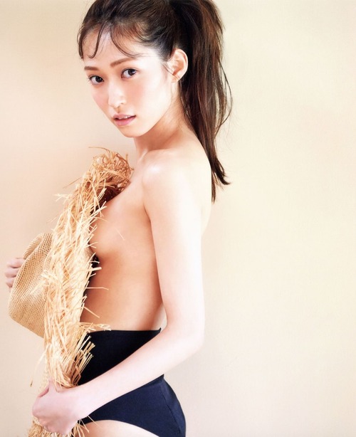 【朗報】山口真帆さん、エチエチな横乳を晒す