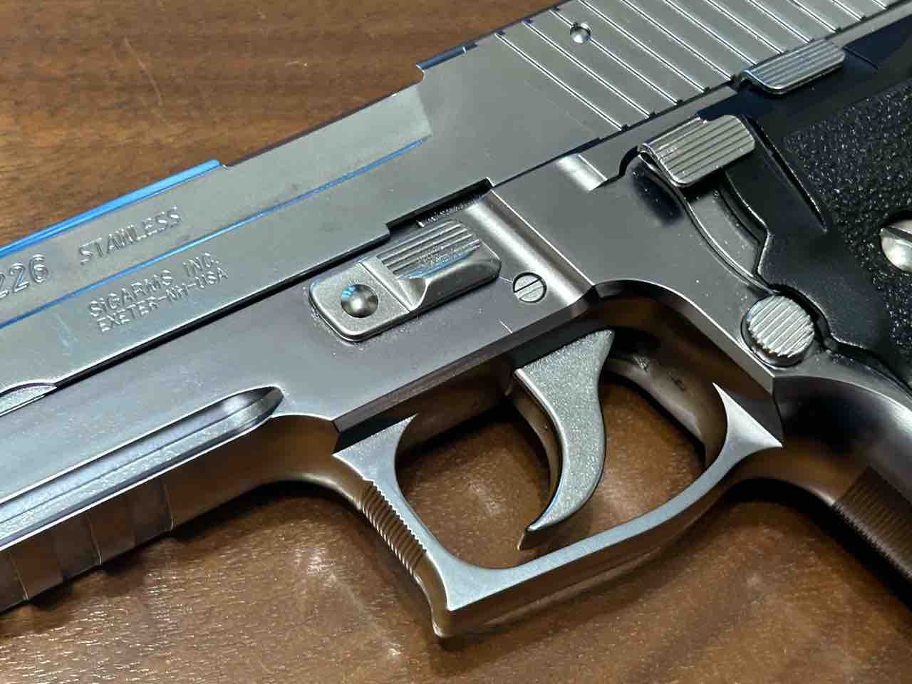 東京マルイ シグP226レイル クロームステンレス : 気ままにエアガン