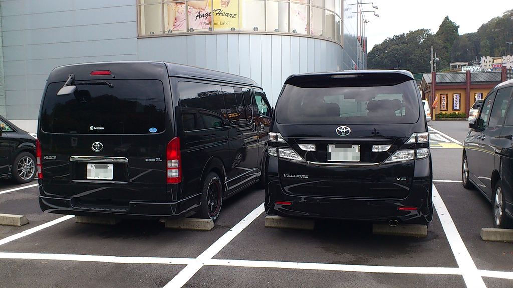 ハイエースとヴェルファイア Team Zenco ハイエースとヴェルファイア Team Zenco