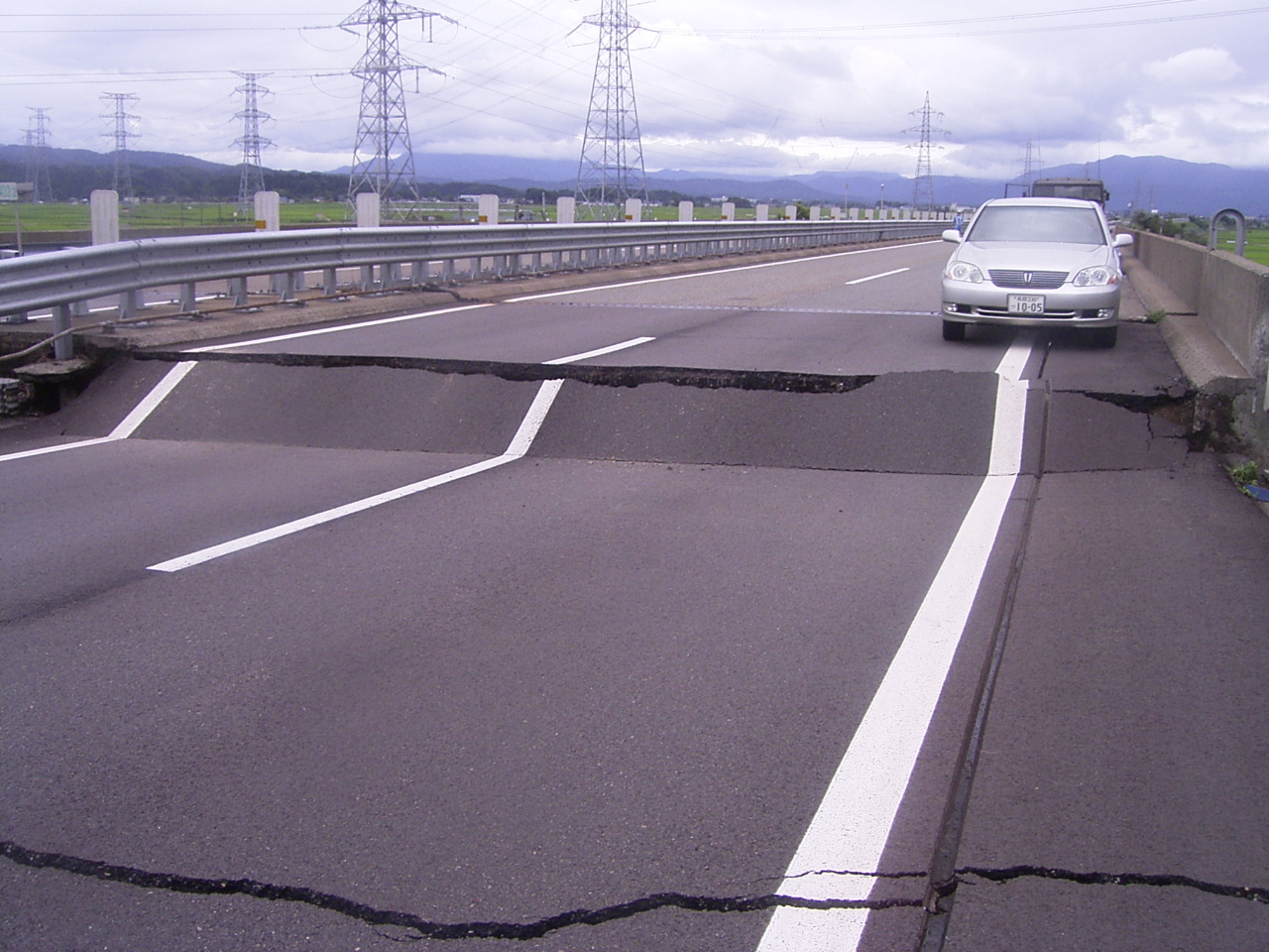 新潟県中越沖地震 北陸道 被災４時間で緊急輸送路確保 ようこそ全高速のホームページへ