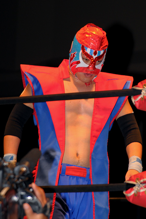 怪人・ハブ男 vsシーサー王 沖縄プロレス選手権使用マスク