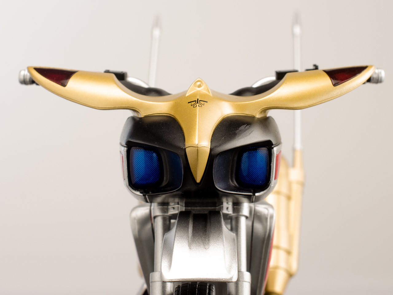 S.H.フィギュアーツ　仮面ライダークウガ　トライチェイサー2000 真骨彫製法 Amazon.co.jp: TAMASHII NATIONS S.H.フィギュアーツ 仮面