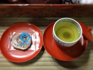 「霊の湯二階席」のお茶菓子