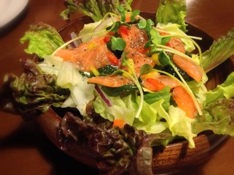 スモークサーモンのシーザーサラダ(650円)
