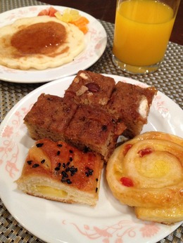 中央の焼き菓子が美味しかったホテルの朝食。