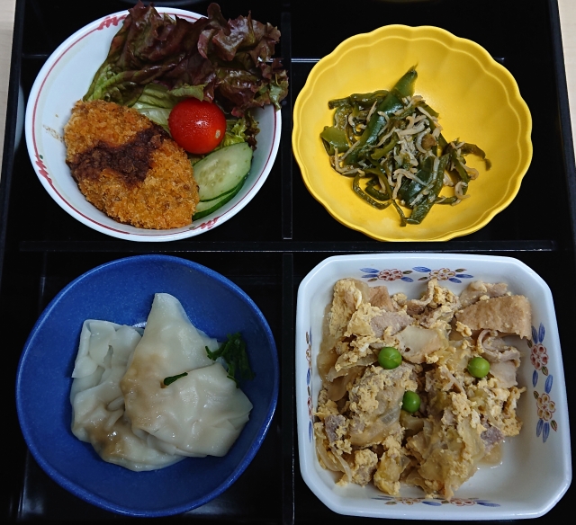 豚肉と厚揚げと玉ネギの卵とじ 他の弁当 ぶつぶつもぐもぐ 日々の食生活とか云々 豚肉と厚揚げと玉ネギの卵とじ 他の弁当 ぶつぶつもぐもぐ 日々の食生活とか云々