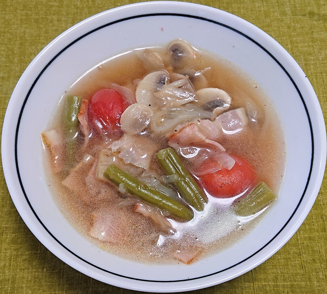 ローリエとクローブで風味付けしたベーコンと野菜のコンソメスープ煮 ぶつぶつもぐもぐ 日々の食生活とか云々