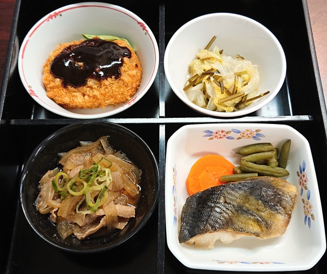 ホッケの塩焼き 牛肉と玉ネギの甘辛煮他の弁当 ぶつぶつもぐもぐ 日々の食生活とか云々