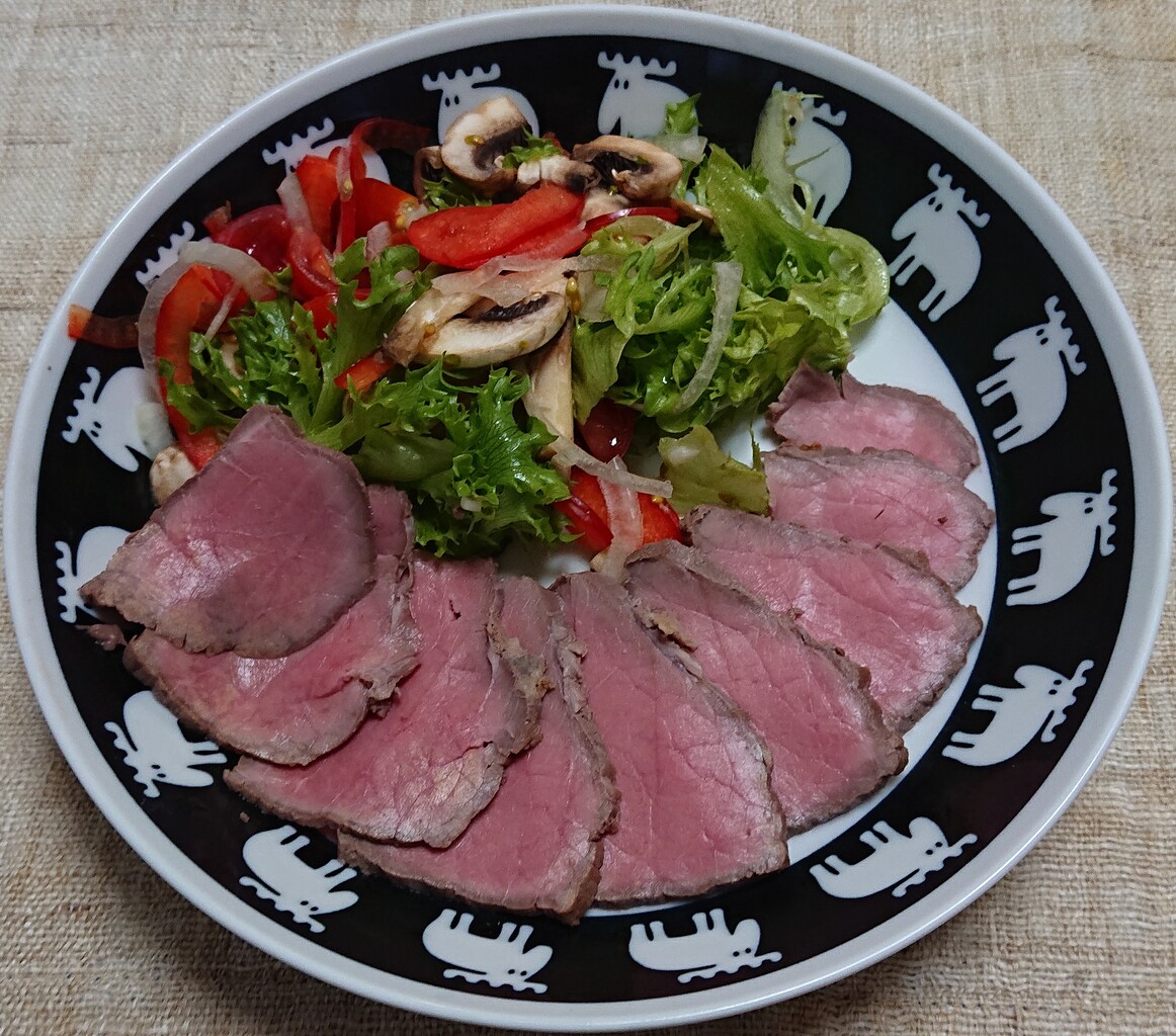オージービーフのローストビーフとサラダ ぶつぶつもぐもぐ 日々の食生活とか云々