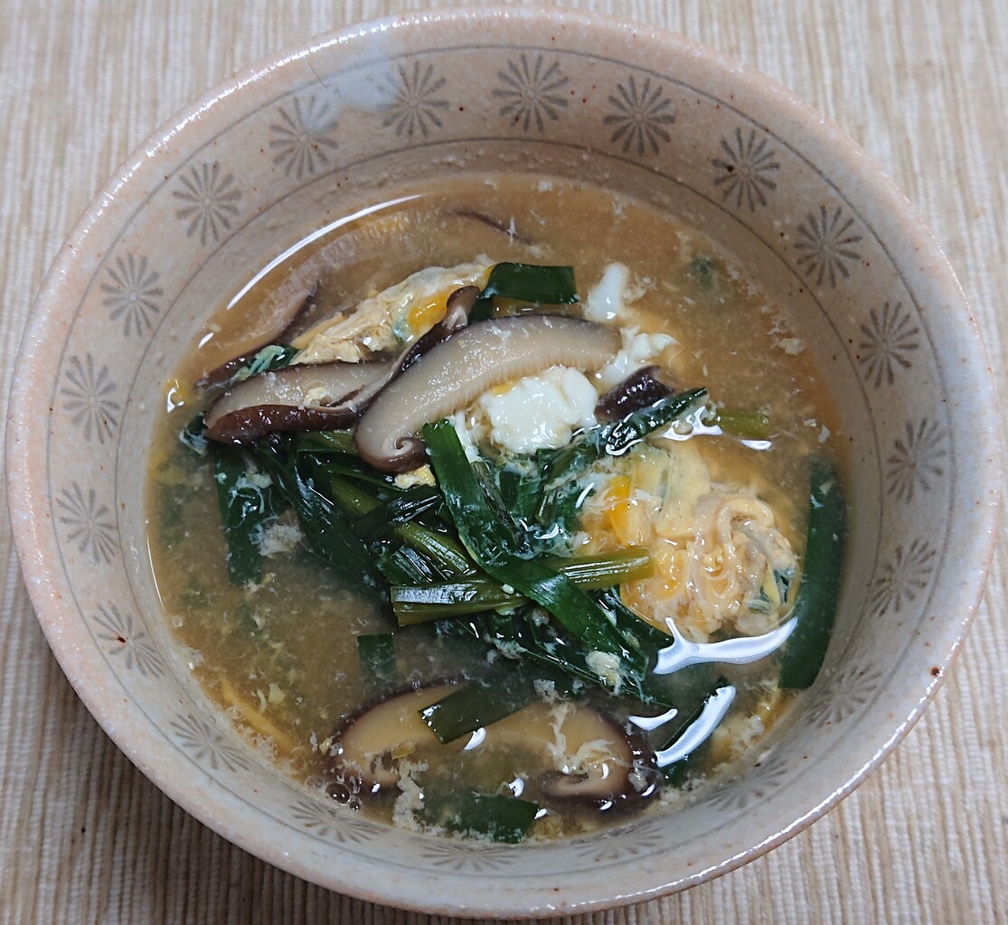 具だくさんのニラ玉汁 ぶつぶつもぐもぐ 日々の食生活とか云々
