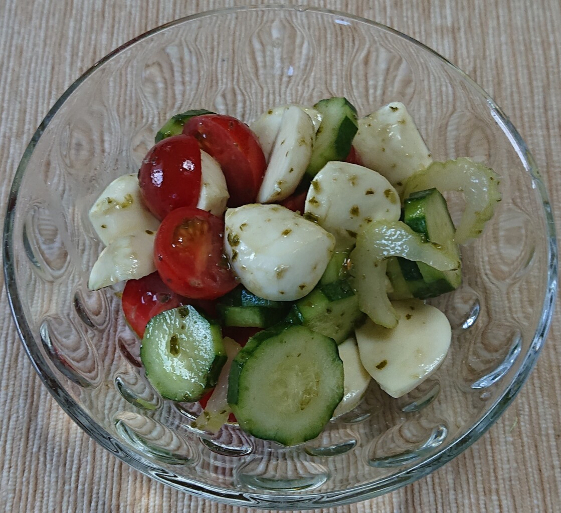 モッツァレラチーズとミニトマト他のバジルソース和え ぶつぶつもぐもぐ 日々の食生活とか云々
