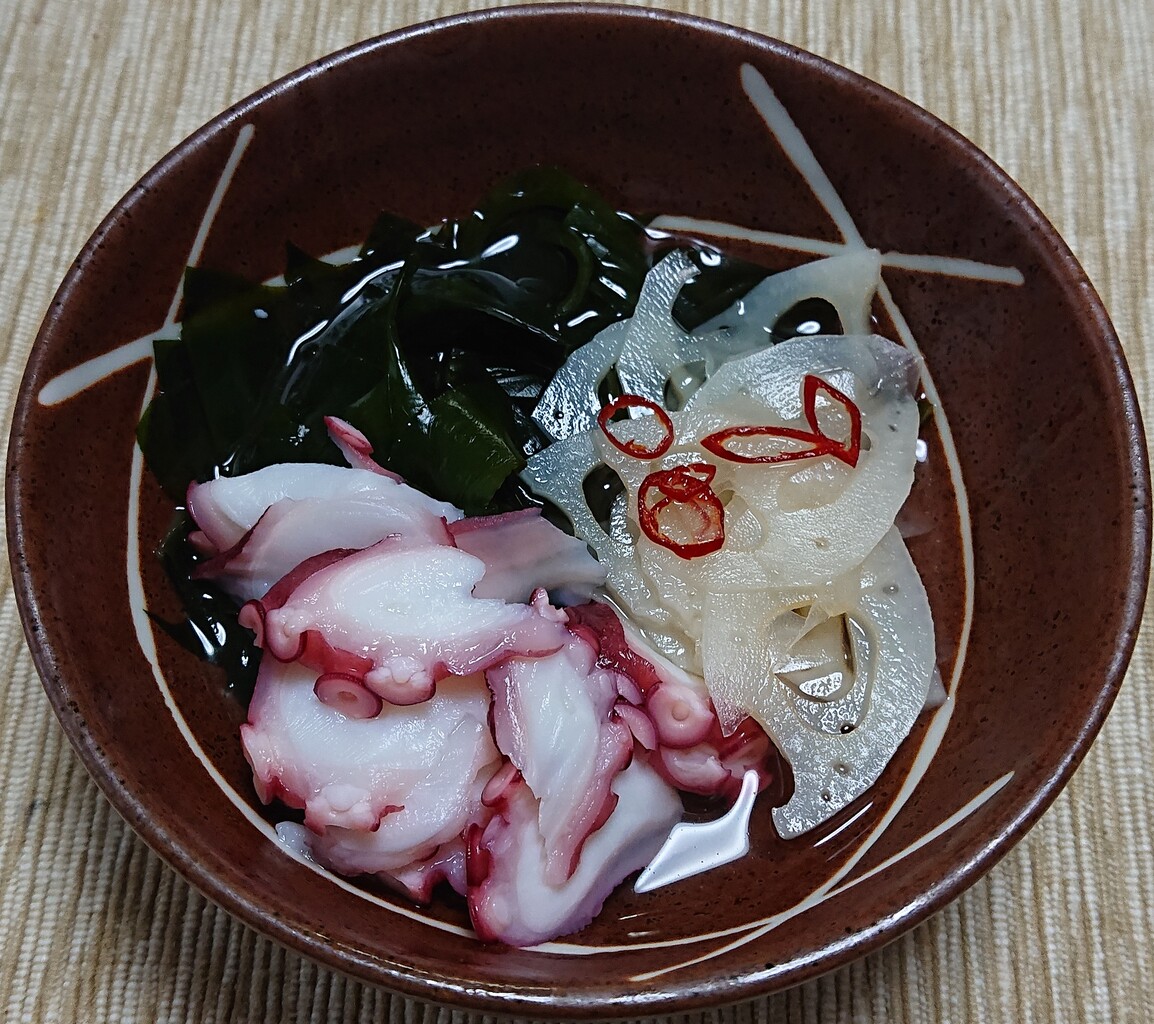 タコとレンコンとわかめの酢のもの ヨコワの刺身 ぶつぶつもぐもぐ 日々の食生活とか云々 タコとレンコンとわかめの酢のもの ヨコワの刺身 ぶつぶつもぐもぐ 日々の食生活とか云々