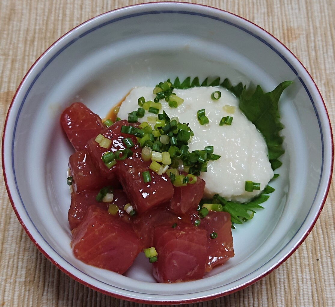 マグロの山かけ 紫玉ネギでオニオンスライス ぶつぶつもぐもぐ 日々の食生活とか云々