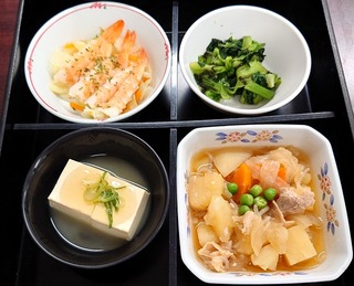 0520肉じゃがと豆腐のあんかけ他の弁当
