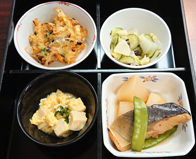 ブリと大根の煮物 高野豆腐の卵とじ他の弁当 ぶつぶつもぐもぐ 日々の食生活とか云々 ブリと大根の煮物 高野豆腐の卵とじ他の弁当 ぶつぶつもぐもぐ 日々の食生活とか云々