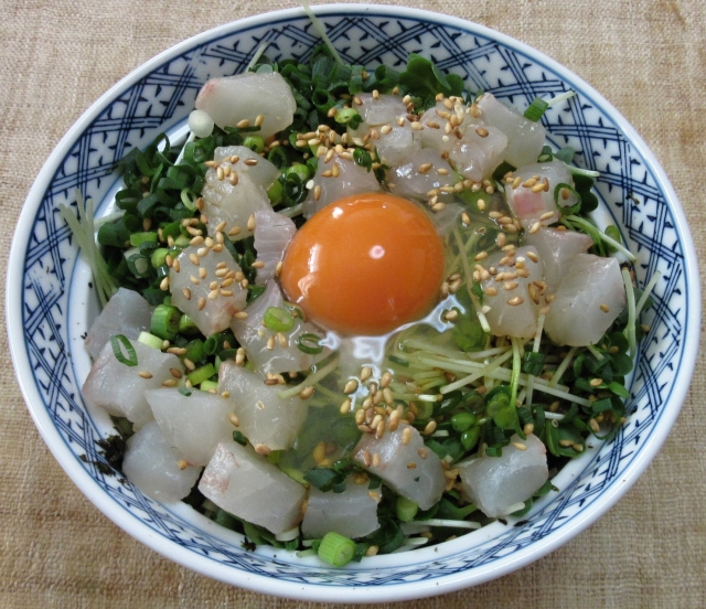 タイの刺身と香味野菜入りたまごかけごはん ぶつぶつもぐもぐ 日々の食生活とか云々 タイの刺身と香味野菜入りたまごかけごはん ぶつぶつもぐもぐ 日々の食生活とか云々
