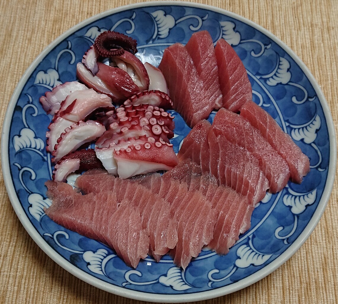 ほうれん草とブナシメジのごまだれ和え マグロとタコの刺身 ぶつぶつもぐもぐ 日々の食生活とか云々