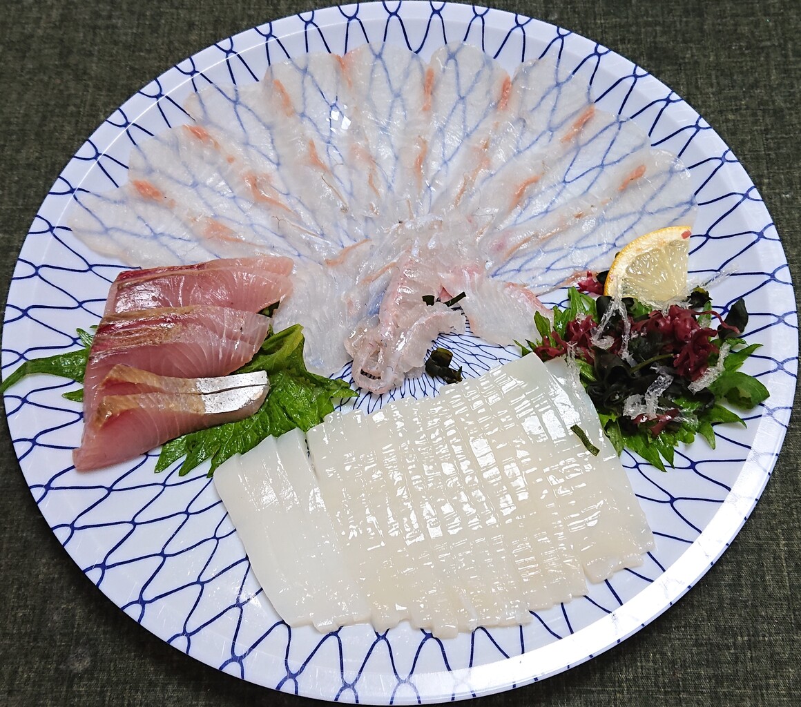 鶏皮の甘辛煮 刺身の盛り合わせ ぶつぶつもぐもぐ 日々の食生活とか云々 鶏皮の甘辛煮 刺身の盛り合わせ ぶつぶつもぐもぐ 日々の食生活とか云々