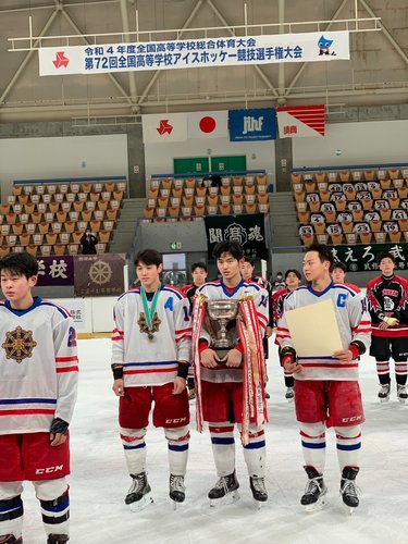 【唖然】高校アイスホッケー部員さん、試合で頸髄損傷し自力歩行不能になるも救急車呼ばれずバスの床に寝かされて連れ帰られてしまう・・・・・・・・・