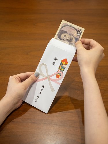 【爆笑】ワイさん「封筒には千円、五千円、一万円どれかが入ってる、一回の質問で当ててください」ｗｗｗｗｗｗｗｗｗｗ