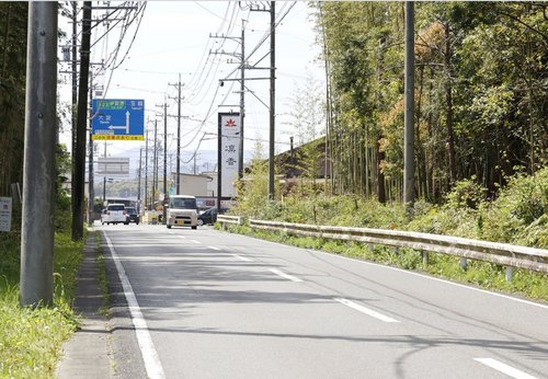 【悲報】ルールを守り車道を走っていた自転車女性さん、中型貨物車に衝突され死亡・・・・・・・・・