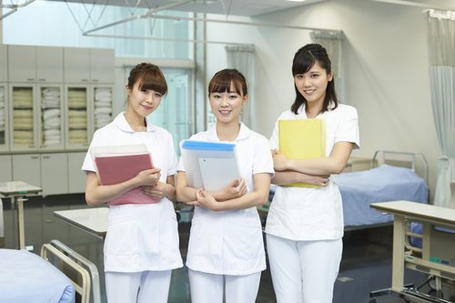 【悲報】最高裁さん「孫は看護学校あきらめて祖父母の面倒を見ろ」→生活保護打ち切りへ・・・・・・・・・