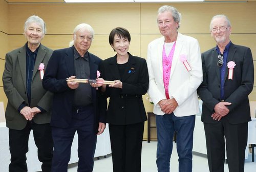 【悲報】高市早苗さん、憧れのバンドを官邸に招いて自分のサイン入りドラムスティックをプレゼントしてしまうｗｗｗｗｗｗｗｗｗｗ