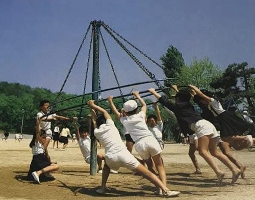 【画像】昭和の公園遊具、ガチで時々人が死んでた模様・・・・・・・・・