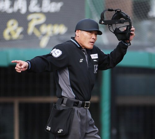 【悲報】プロ野球の審判さん、今まで素の頭で球審やってたと判明・・・・・・・・・