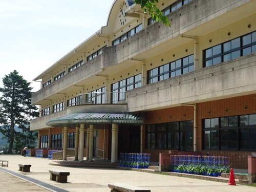 【悲報】児童が行方不明になった小学校「卒業式の準備で忙しくて欠席確認してませんでした」・・・・・・・・・