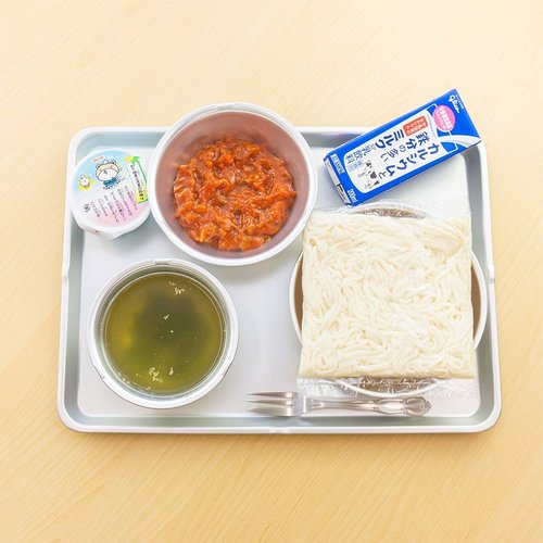 【悲報】配送員さんの体調不良、児童823人に麺なしミートソースだけ食わせてしまう・・・・・・・・・