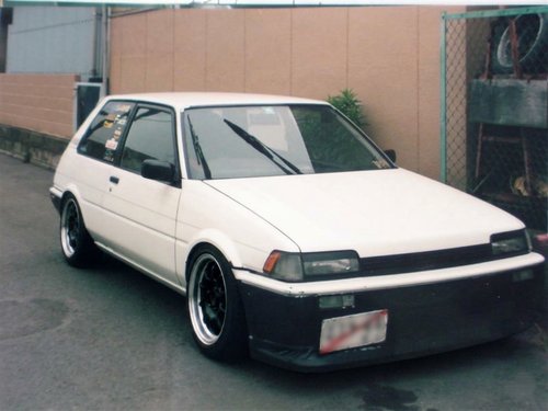 【画像】昔のトヨタ車のカッコよさ、ガチで異常すぎる・・・・・・・・・