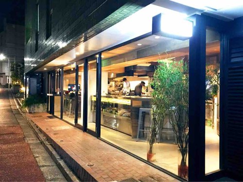 【悲報】堀江貴文さんが関わる和牛店「WAGYUMAFIA」、食用菊散らしパフォーマンスにリュウジさんが苦言・・・・・・・・・