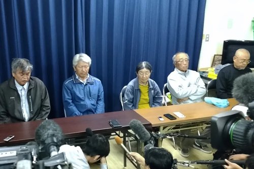 【悲報】辺野古で女子高生を死なせた抗議団体さん、腕組み会見してスナックで泥酔してしまう・・・・・・・・・