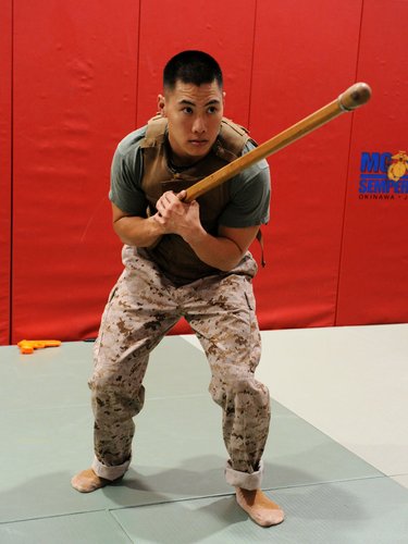 【悲報】若者さん、軍人に不意打ちを仕掛けた結果ｗｗｗｗｗｗｗｗｗｗ