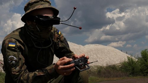 【動画】ドローンさん、時速150キロで兵士を追いかけ回してあの世送りにしてしまう・・・・・・・・・