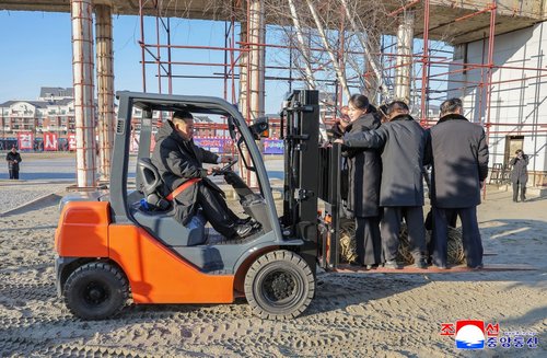 【悲報】おじいちゃんさん、2歳の孫をフォークリフトのツメに乗せて走らせるとんでもない遊びを思いつく・・・・・・・・・
