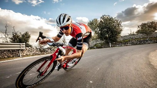 【悲報】たっかいロードレース自転車に乗ってた40代男性さん、軽自動車と正面衝突して死亡・・・・・・・・・