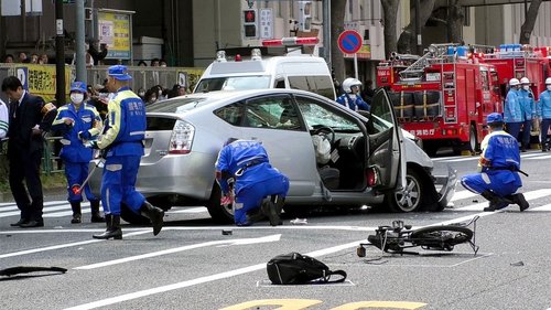【悲報】76歳無職さん、ブレーキとアクセルを踏み間違えて横断歩道の姉妹をはねてしまう・・・・・・・・・