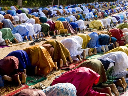 【悲報】保育園さん、園児たちにイスラム教の礼拝をガチで教え込んでしまうｗｗｗｗｗｗｗｗｗｗ