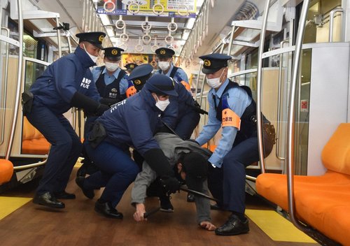 【悲報】底辺老人さん、電車でサラリーマンに絡んで暴行してしまうｗｗｗｗｗｗｗｗｗｗ