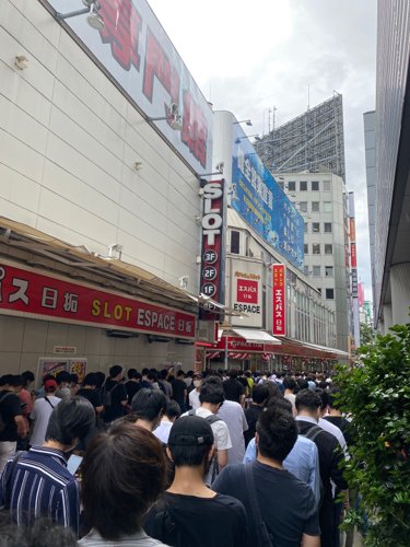 【悲報】朝パチンコ屋に並んでる奴ら、闇が深すぎるｗｗｗｗｗｗｗｗｗｗ