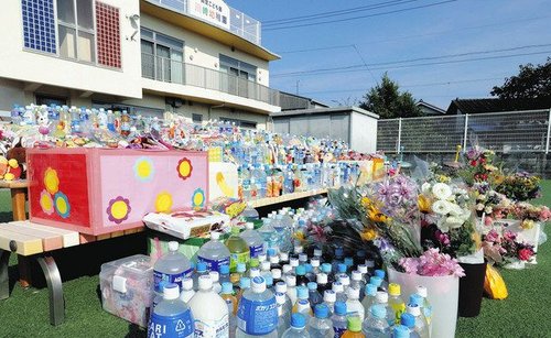 【唖然】安達結希くん(11)の遺棄現場、献花とお菓子とぬいぐるみが溢れかえってしまう・・・・・・・・・