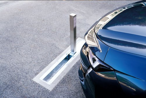 【動画】女さん、車の動かし方がわからずガチで詰んでしまうｗｗｗｗｗｗｗｗｗｗ