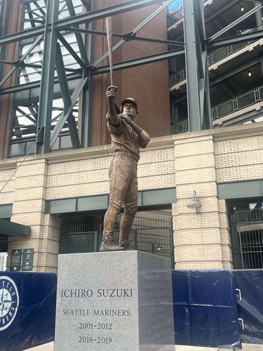 【爆笑】イチローさんの銅像、除幕式でバットがポッキリ折れてしまうｗｗｗｗｗｗｗｗｗｗ