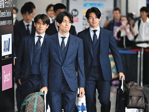 【困惑】サッカー日本代表さん、敗退で帰国するもサポーター大歓声・・・・・・・・・